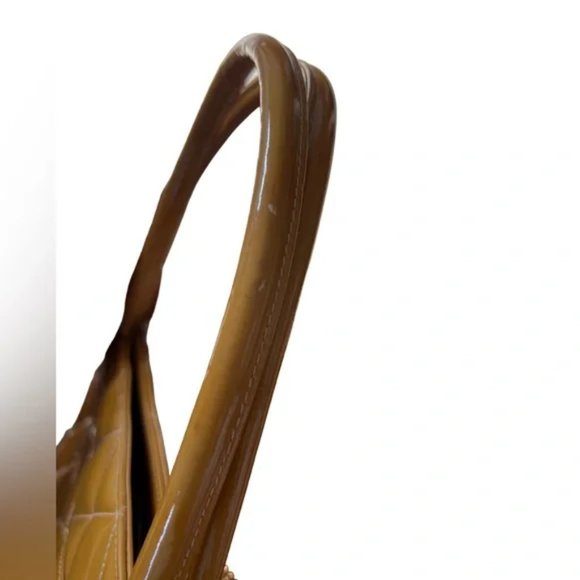 CHANEL QUILTED patent MEDALLION TOTE - Picture 5 of 15